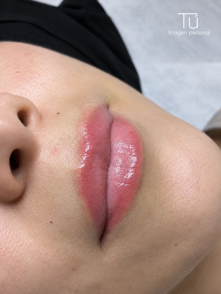 Labios jugosos y con volumen visual tras la hidratación de labios