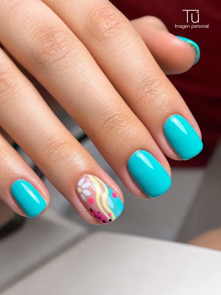 Manicura turquesa con diseño de flor y líneas en una uña