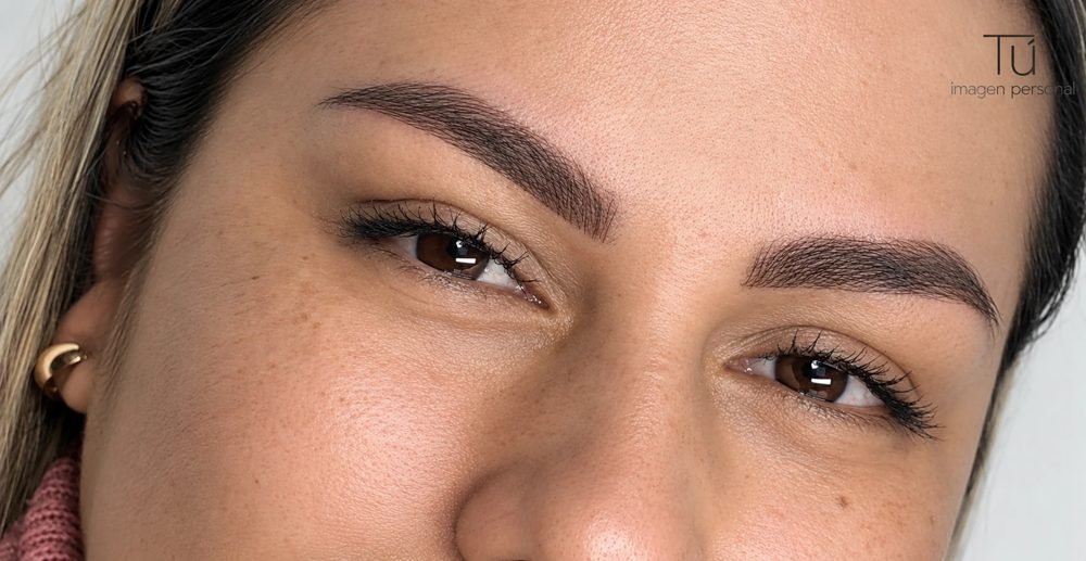 Micropigmentación de cejas y pestañas, resultado cercano de la mirada