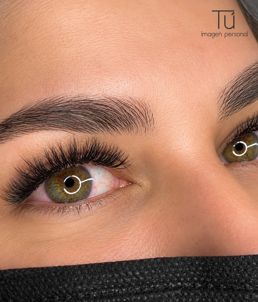 Mirada con extensiones de pestañas de volumen y cejas definidas