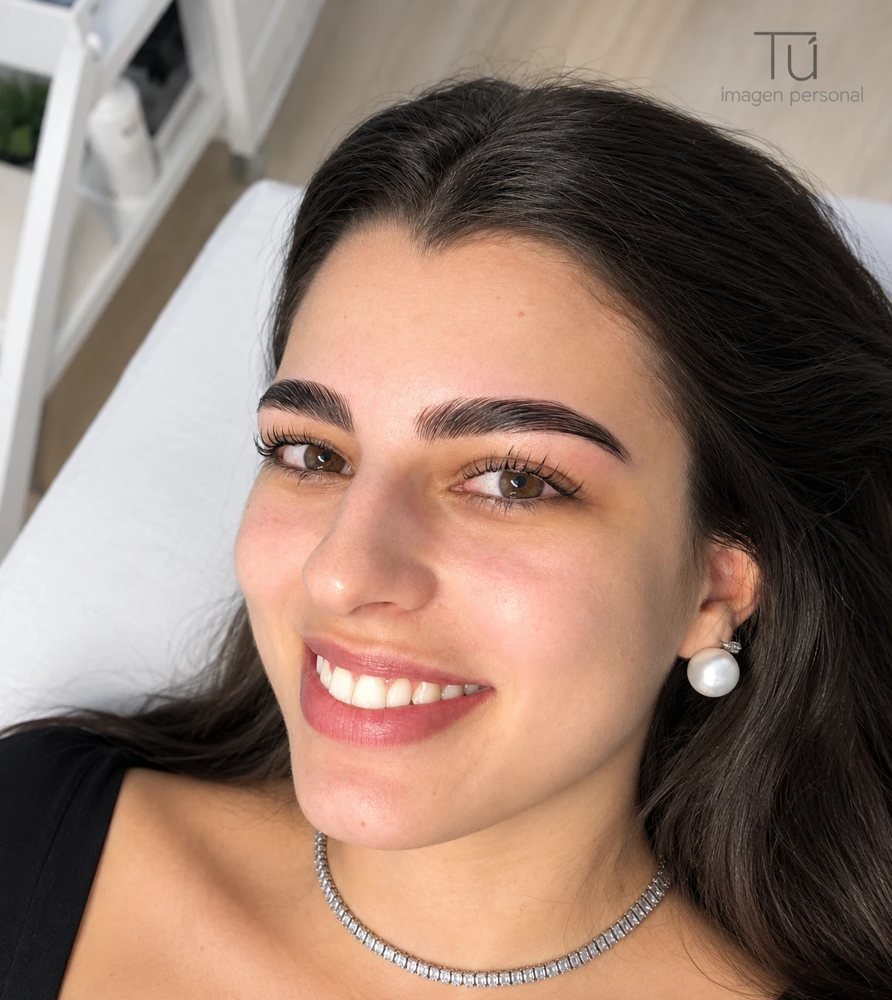 Cejas definidas y pestañas curvadas, resultado de un tratamiento de cejas y pestañas