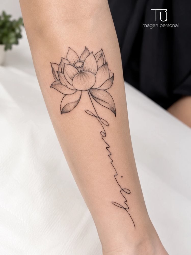 Tatuaje de línea fina de una flor de loto con la palabra family en caligrafía